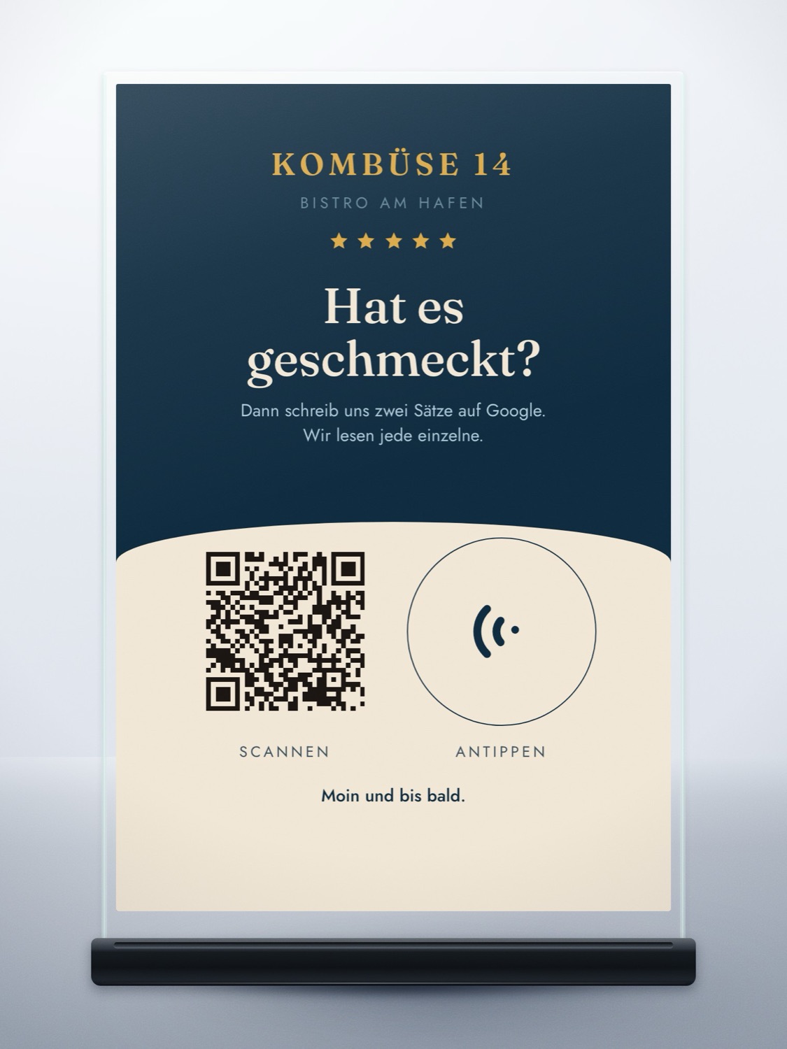 Nachtblaue Bewertungskarte eines Bistros mit goldenem Schriftzug im Acrylaufsteller