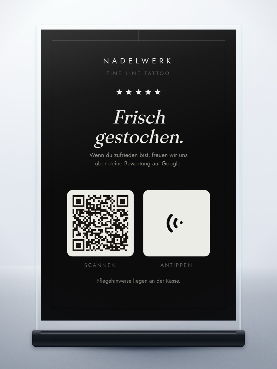 Fast schwarze Bewertungskarte eines Tattoo-Studios mit einer einzelnen feinen Linie